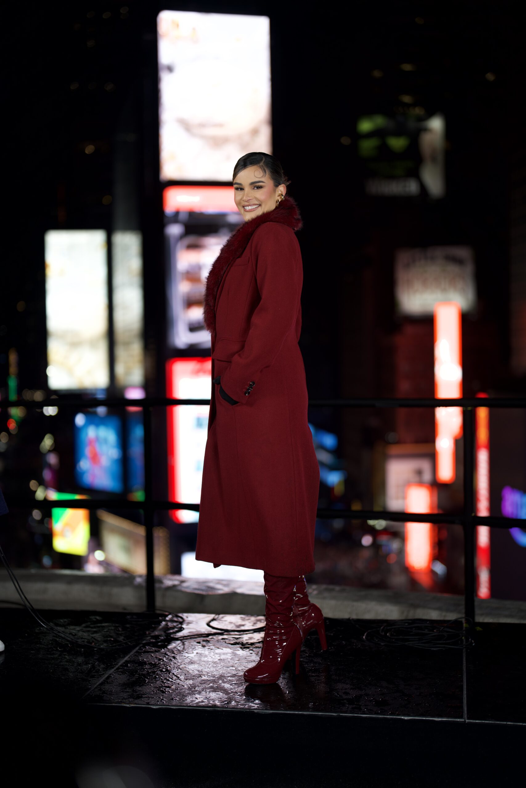 CLARISSA MOLINA PRESENTÓ “FELIZ 2025” DESDE TIMES SQUARE, NY PARA DARLE